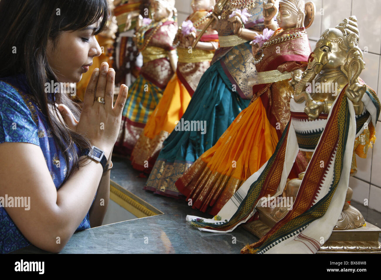 Gebet in Highgate Hill Hindu Tempel, London, England, Vereinigtes Königreich, Europa Stockfoto