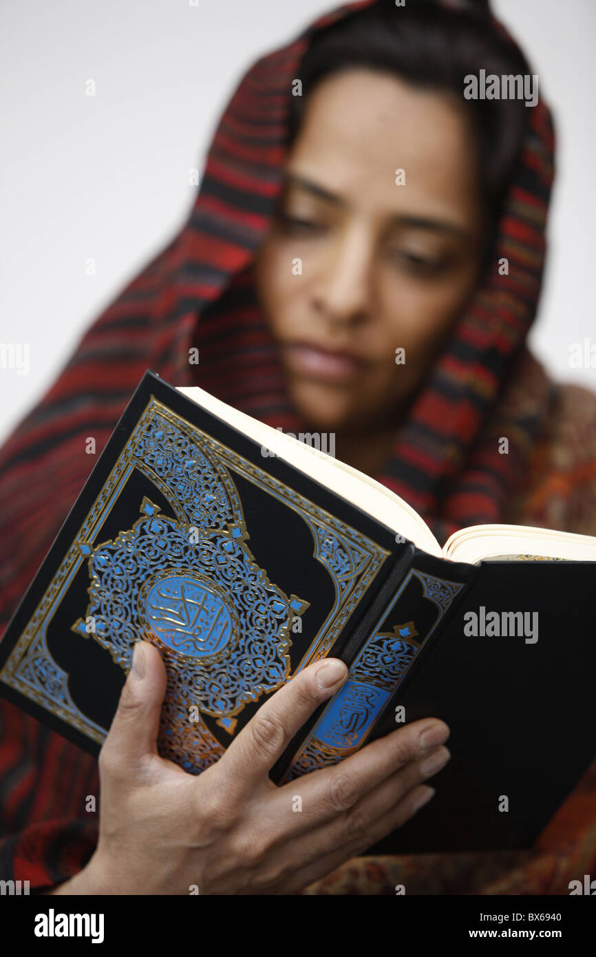 Frau liest Koran, Jordanien, Naher Osten Stockfoto