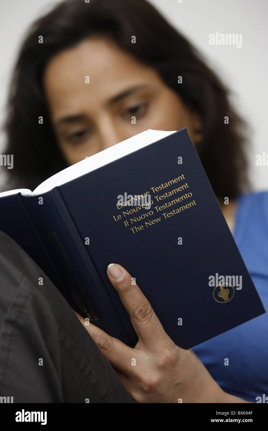 Frau liest eine Bibel, Jordanien, Naher Osten Stockfoto