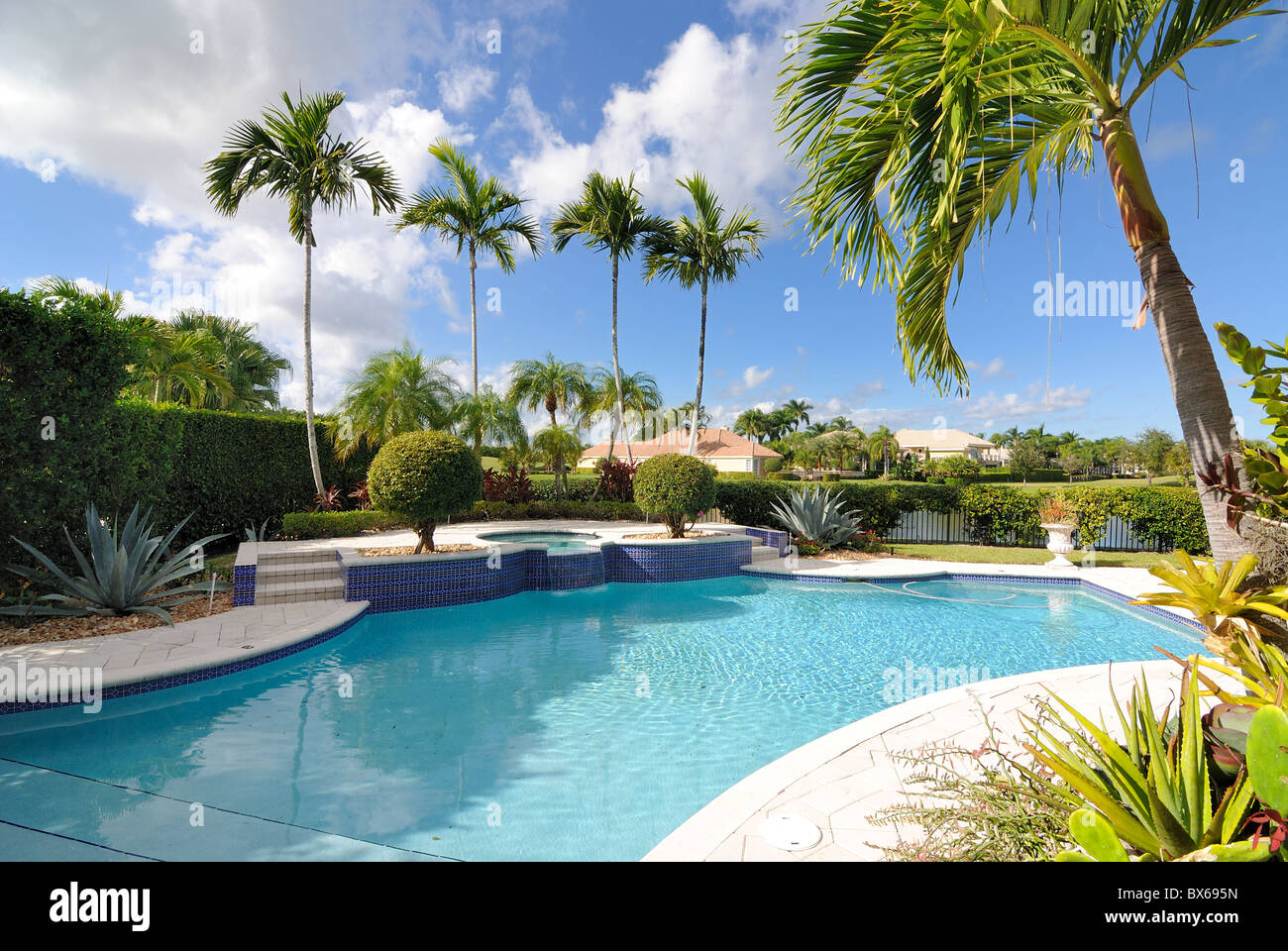 Ein Luxuspool in einer Nachbarschaft in Florida. Stockfoto