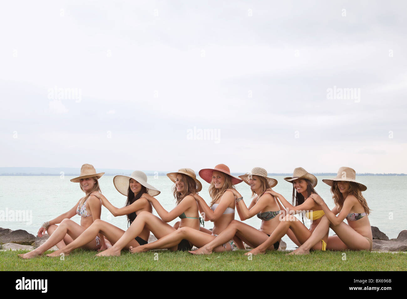 Frauen sitzen im Menschenkette See Stockfoto