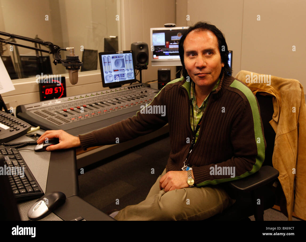 Radio Free Europe/Radio Liberty (RFE/RL), Neubau, zentrale, Interieur, Rundfunk-Studios, editor Stockfoto