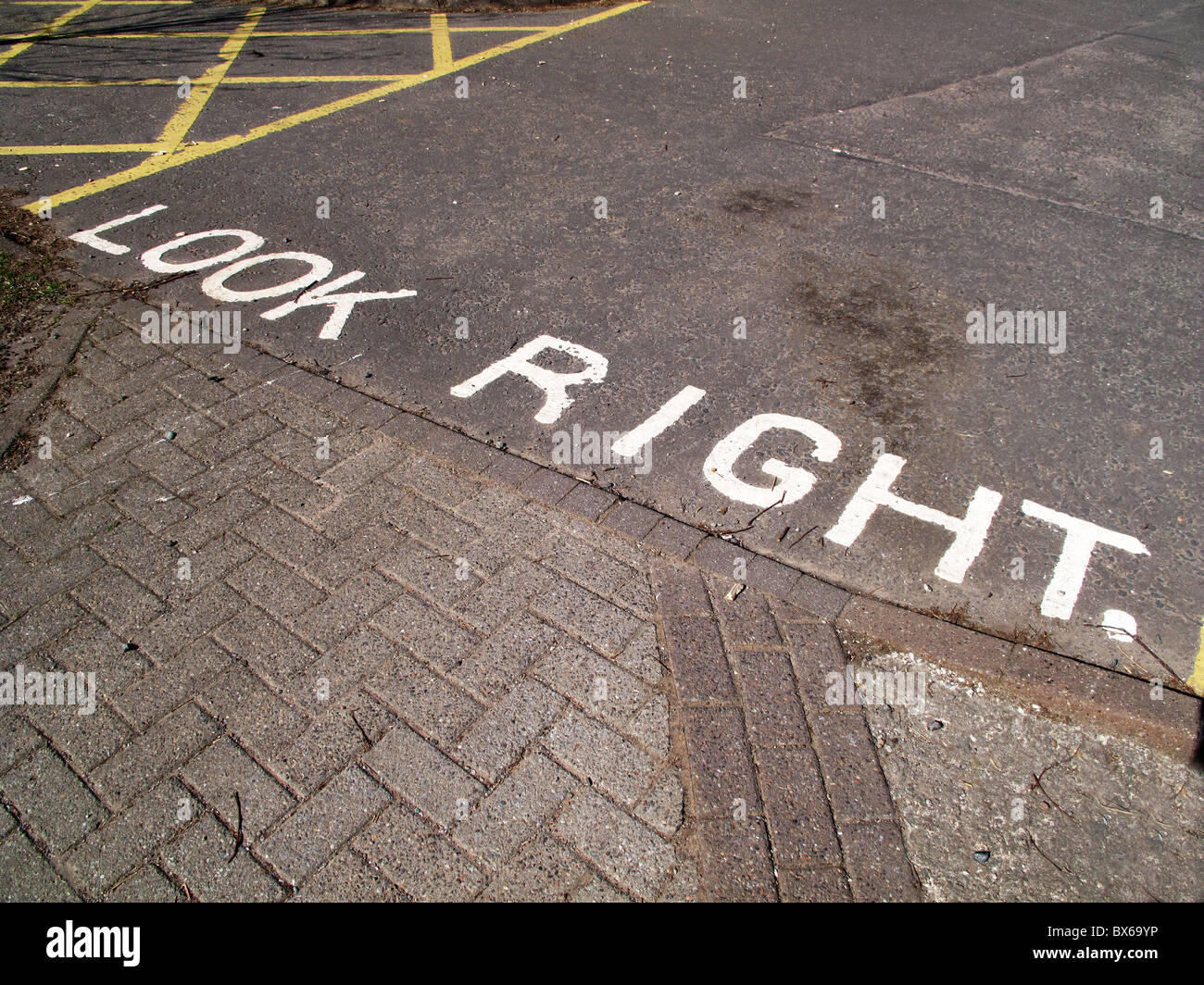 Blick recht Straßenschild gemalt Stockfoto