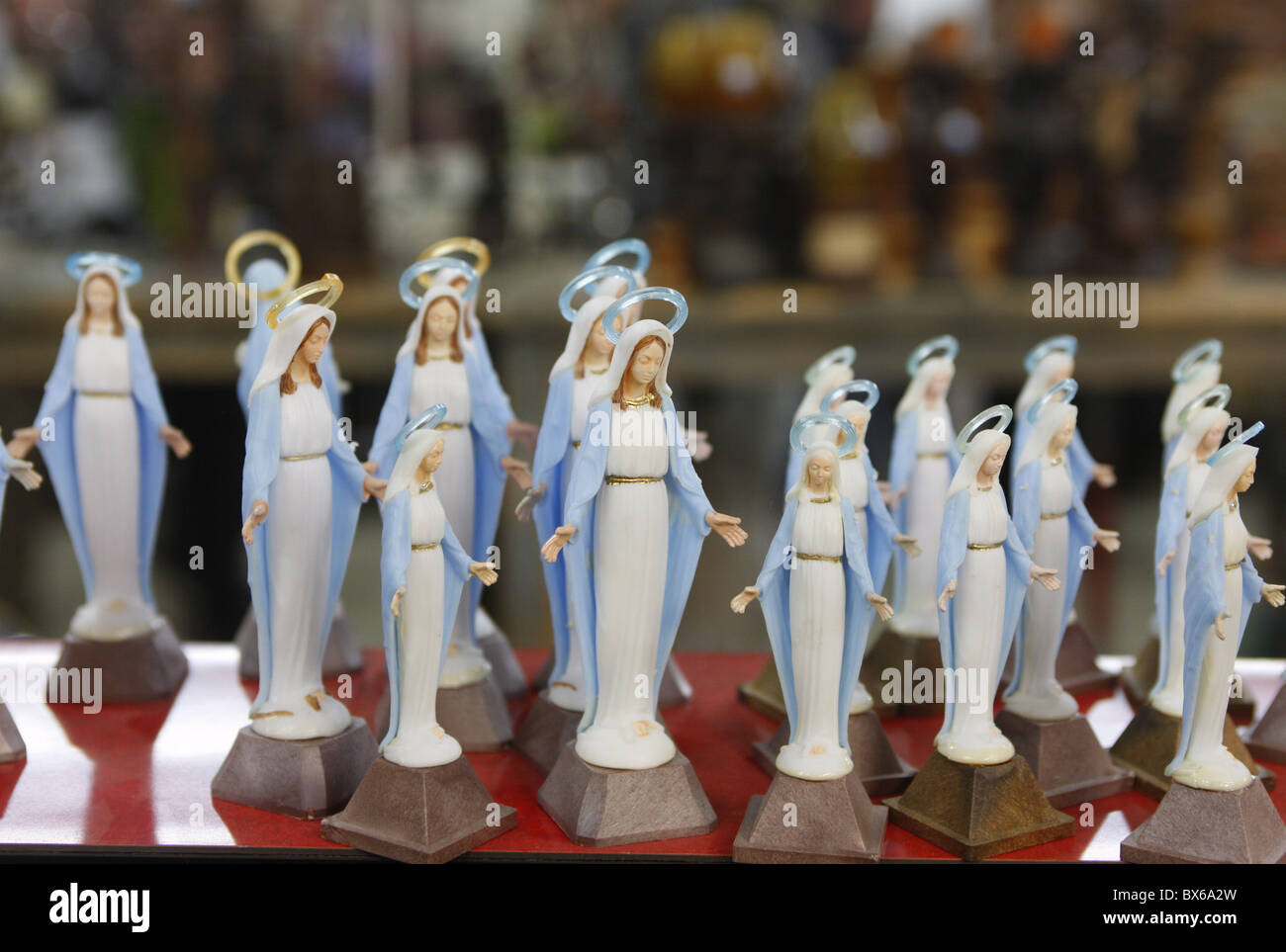 Religiöse Gegenstände zum Verkauf auf einem Flohmarkt, Cluses, Haute Savoie, Frankreich Stockfoto