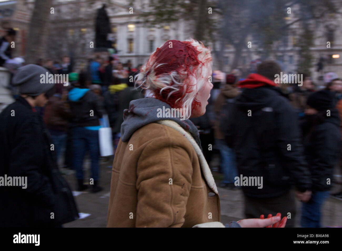 Ein junges Mädchen Kopf blutet während heftigen Studentenprotesten gegen Anlass zu Studiengebühren in Parliament Square, central London. Stockfoto