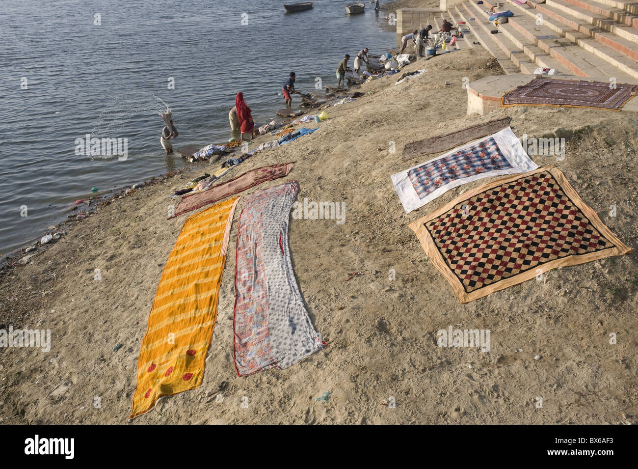 Arbeitnehmer, die Wäsche im Fluss Ganges, Varanasi, Uttar Pradesh, Indien, Asien Stockfoto