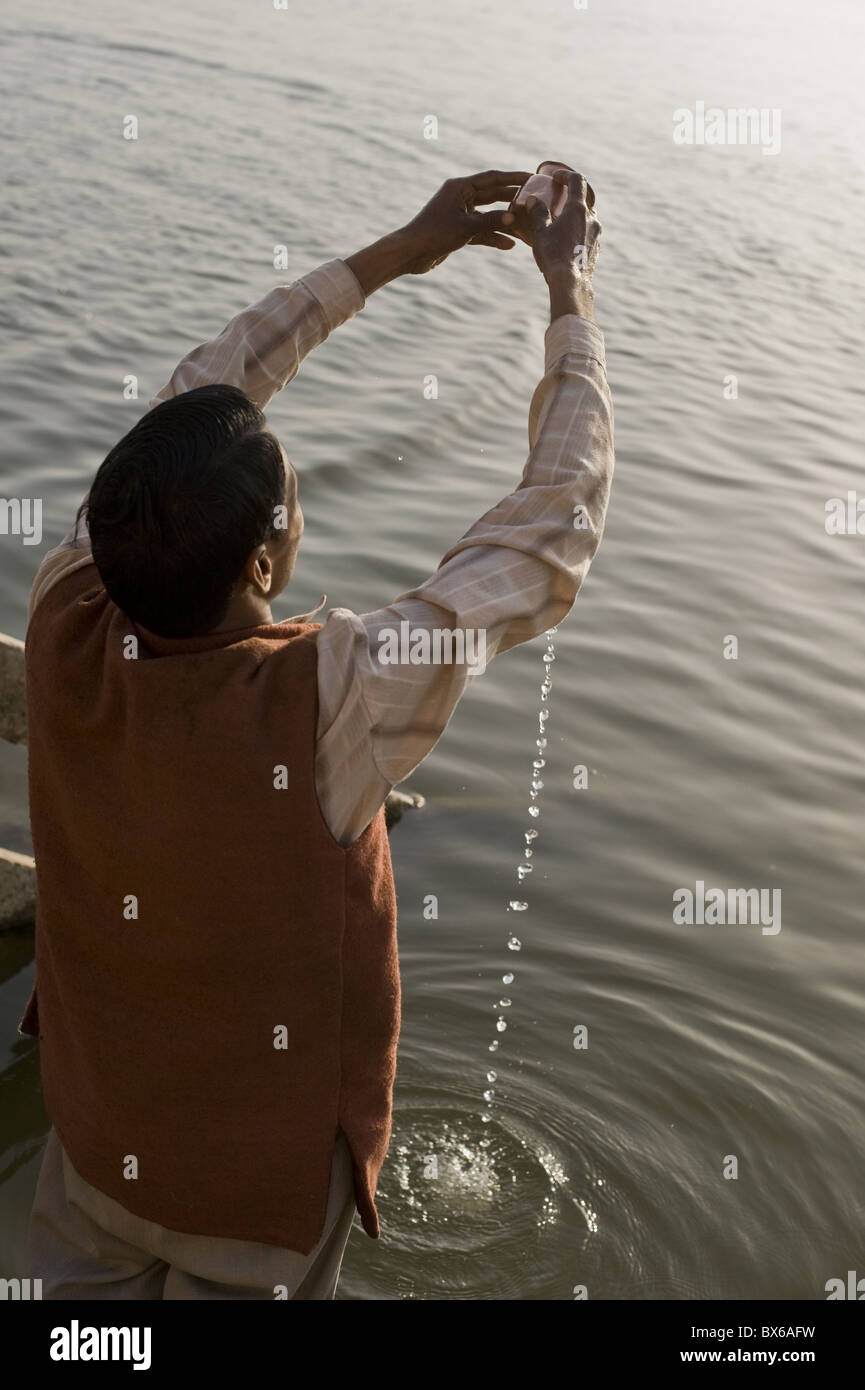 Hindu durchführen seine tägliche Hingabe Ritual Ganges in Varanasi, Uttar Pradesh, Indien, Asien Stockfoto