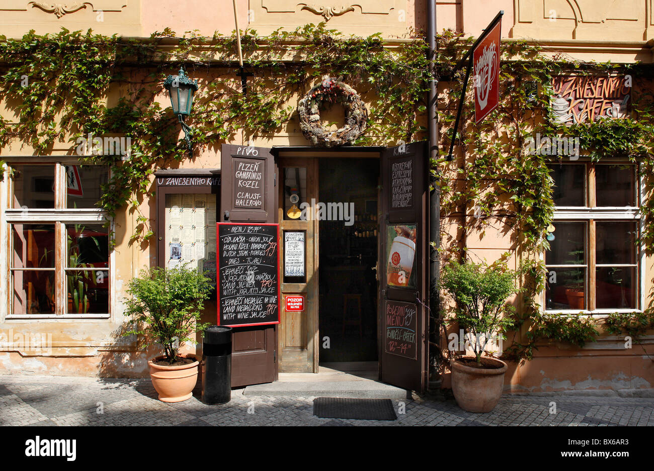 Prag, Restaurant und Caf 'U Zavesenyho Kafe', Efeu, beliebte hngen  heraus, traditionelle tschechische Kche. (CTK Foto/Josef Horazny  Stockfotografie - Alamy