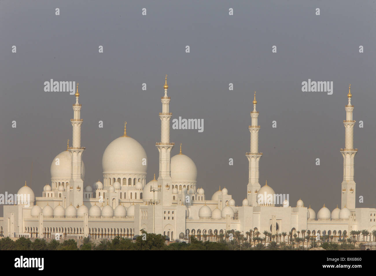 Sheikh Zayed Grand Moschee, die größte Moschee in den Vereinigten Arabischen Emiraten und einer der 10 größten Moscheen der Welt, Abu Dhabi, Vereinigte Arabische Emirate Stockfoto