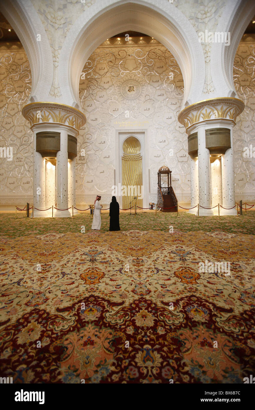 Die Hauptgebetshalle verfügt über die weltweit größte handgewebte persische Teppich, Scheich-Zayid-Moschee, Abu Dhabi, Vereinigte Arabische Emirate Stockfoto