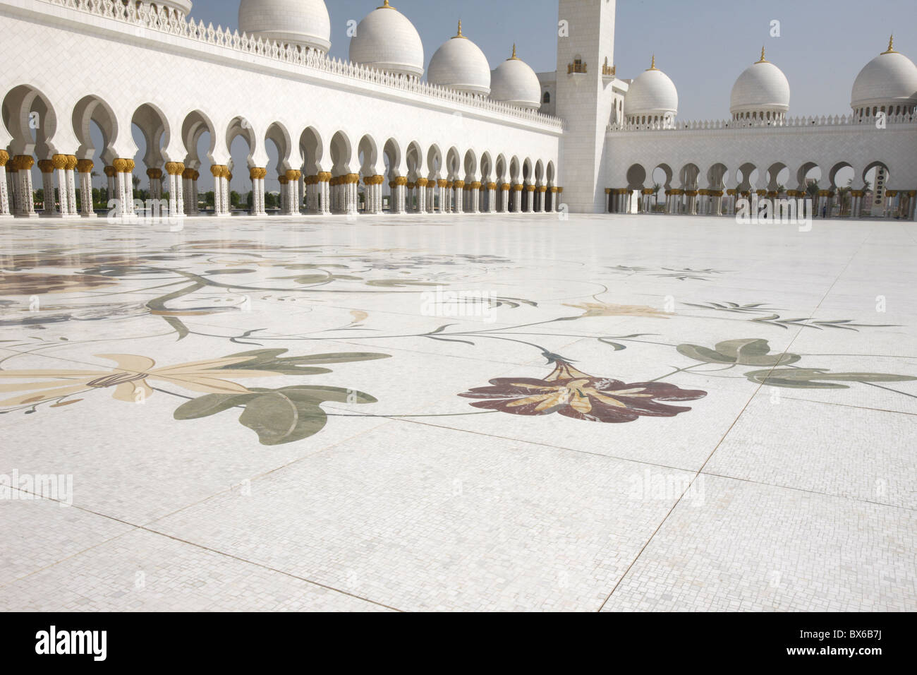 Farbige Blumen Marmor und Mosaiken, die als Pflaster im Hof von 17.000 Quadratmetern, Scheich-Zayid-Moschee, Abu Dhabi, Vereinigte Arabische Emirate Stockfoto