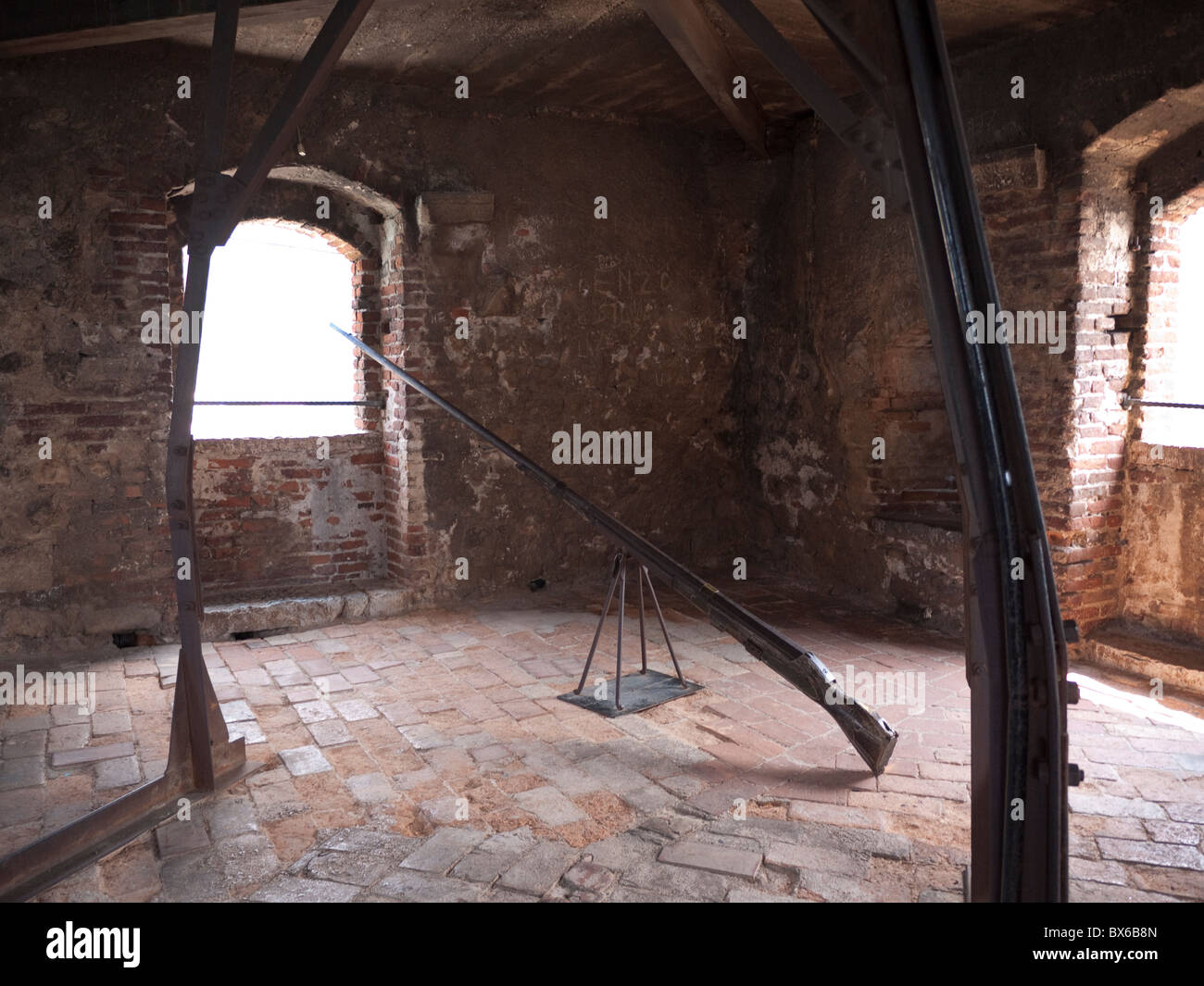 Im Turm des Schlosses Scaglieri mit Arkebuse in Malcesine am Gardasee in Norditalien Stockfoto