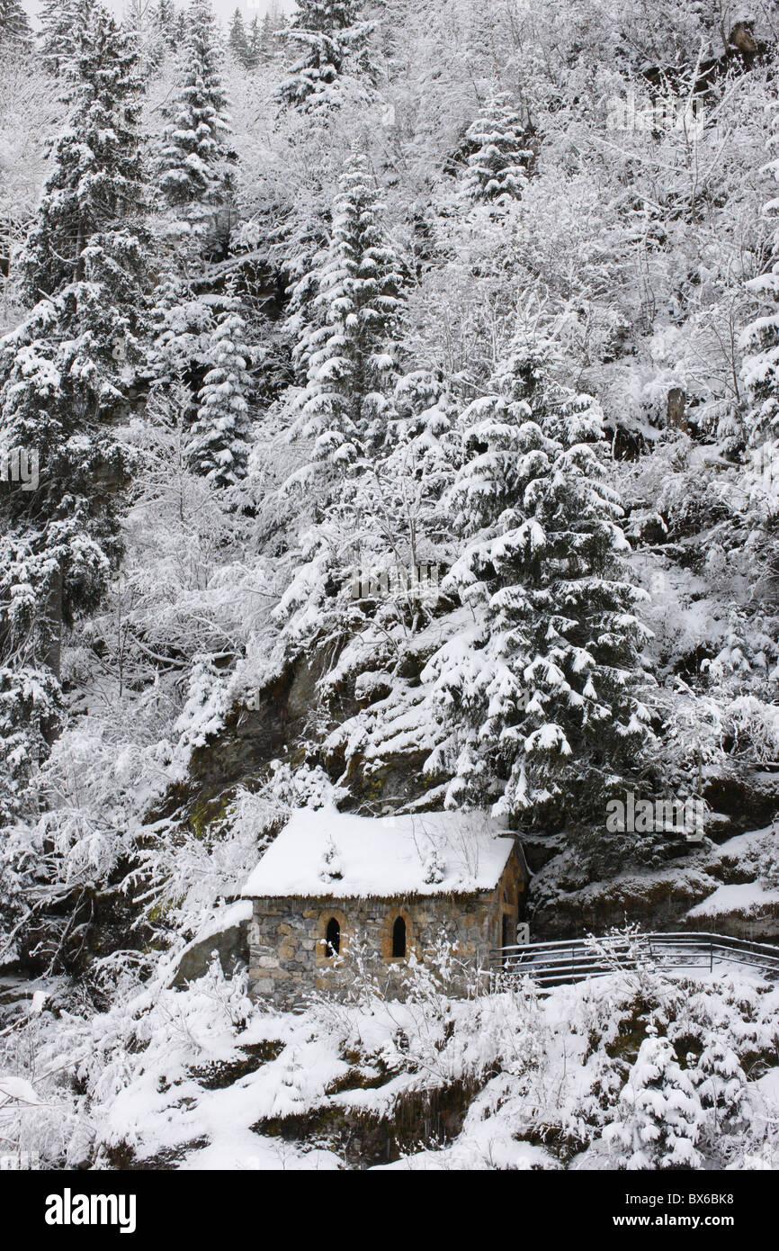 Schneite überdachte Kapelle Notre-Dame De La Gorge, Les Contamines, Haute-Savoie, Frankreich, Europa Stockfoto