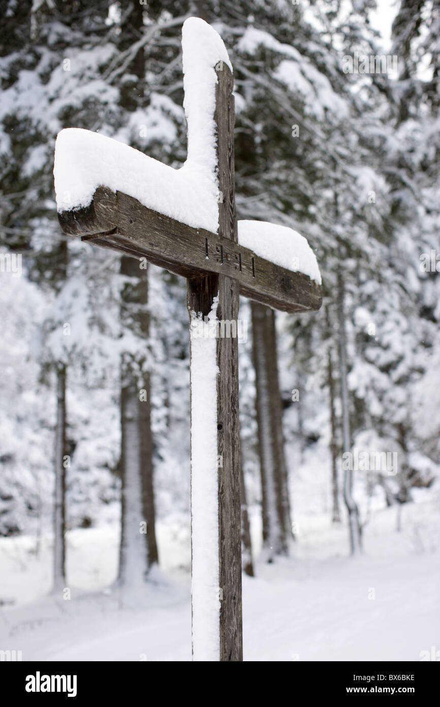 Schnee bedeckt Kreuz, Les Contamines, Haute-Savoie, Frankreich, Europa Stockfoto