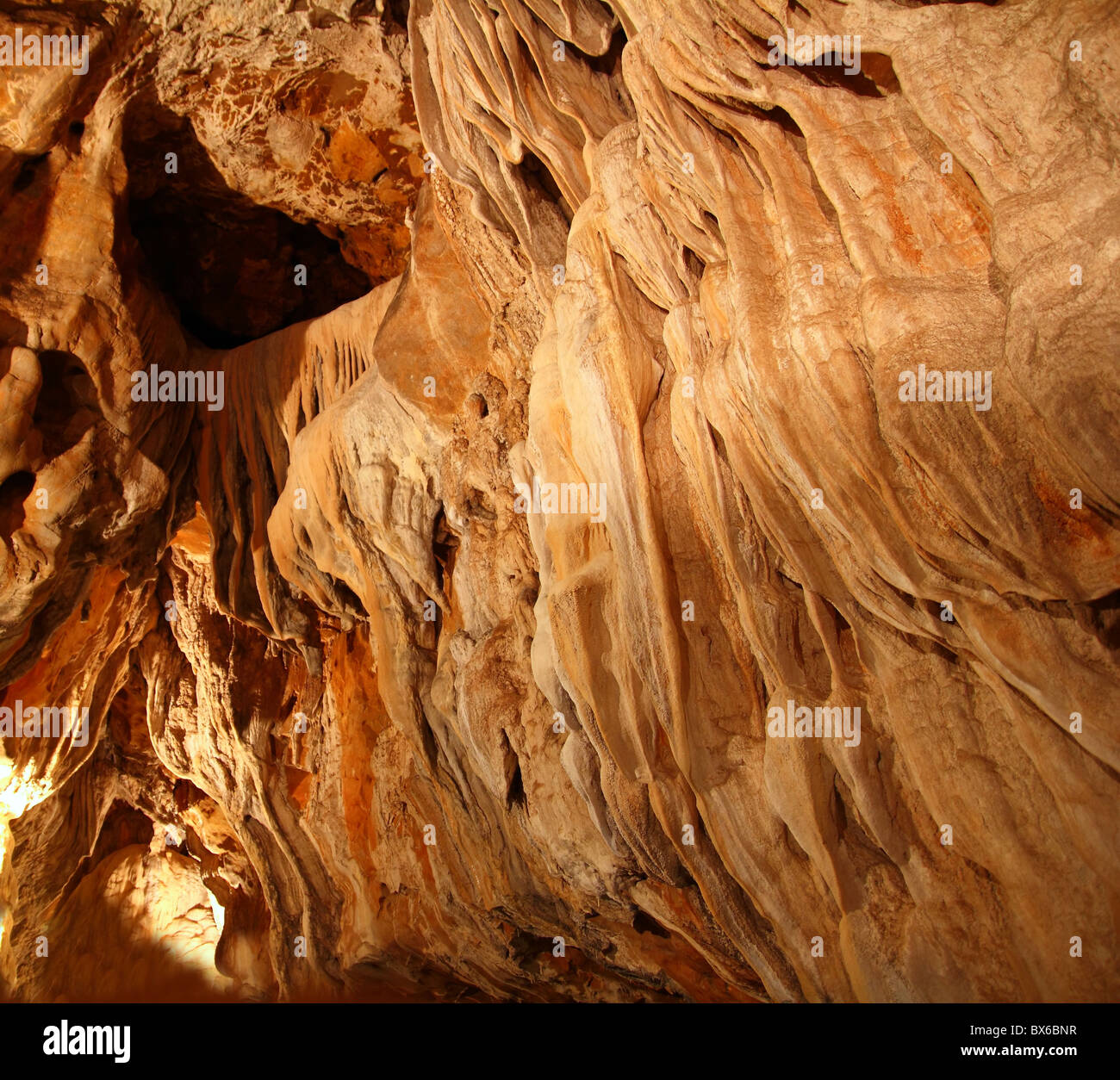 Höhle Stalaktiten unterirdische Höhle magisches Licht in Pyrenäen Spanien Stockfoto