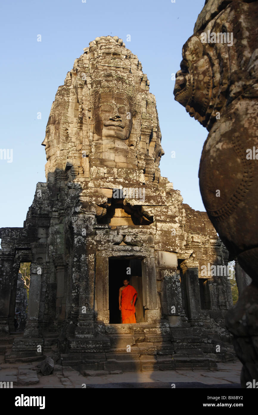 Mönch an der Bayon-Tempel, Angkor Thom Complex, Angkor, UNESCO-Weltkulturerbe, Siem Reap, Kambodscha, Indochina Stockfoto