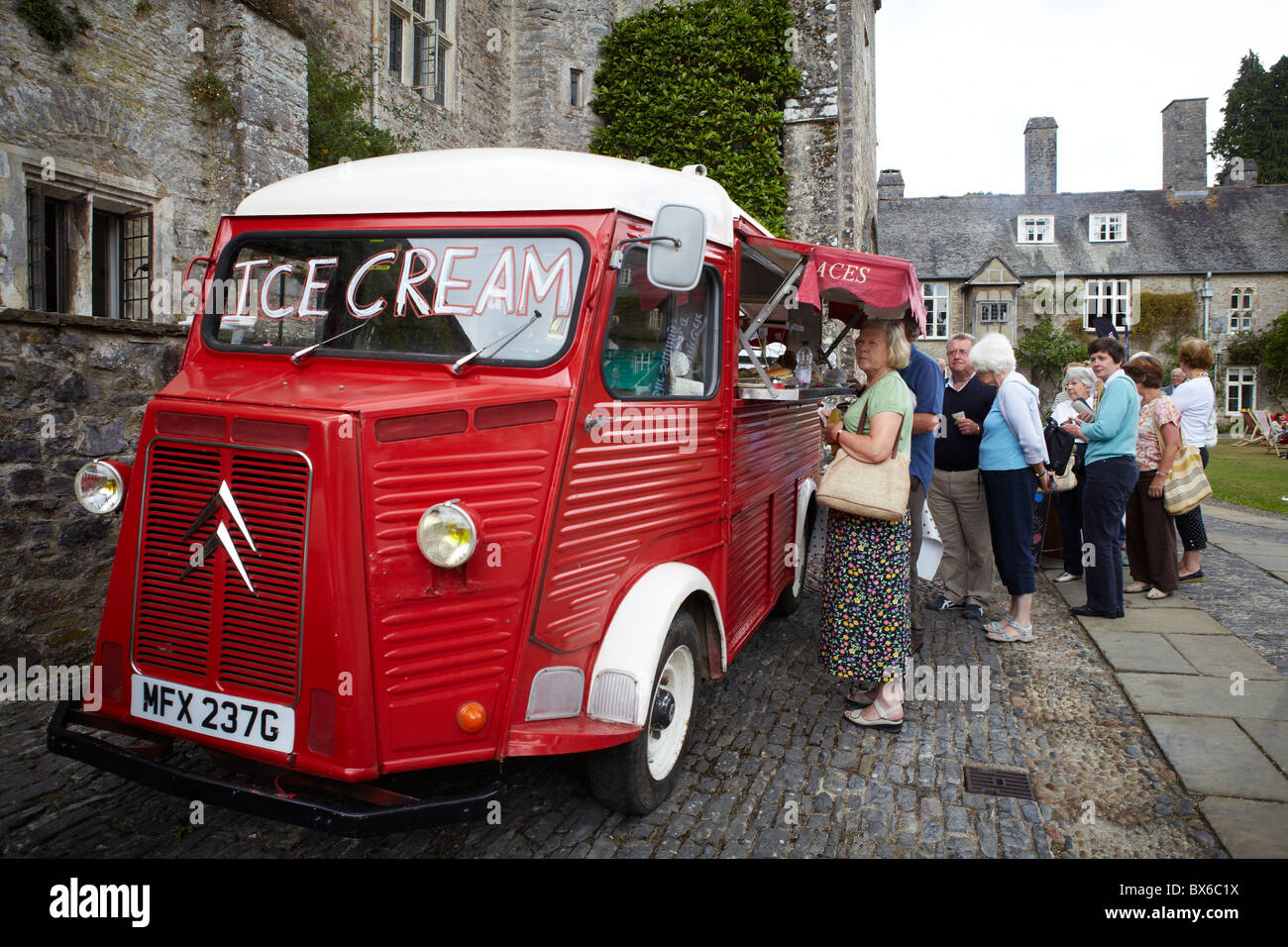 Der Telegraph Weise mit Worten Literaturtagen, Dartington Hall 2010 Stockfoto