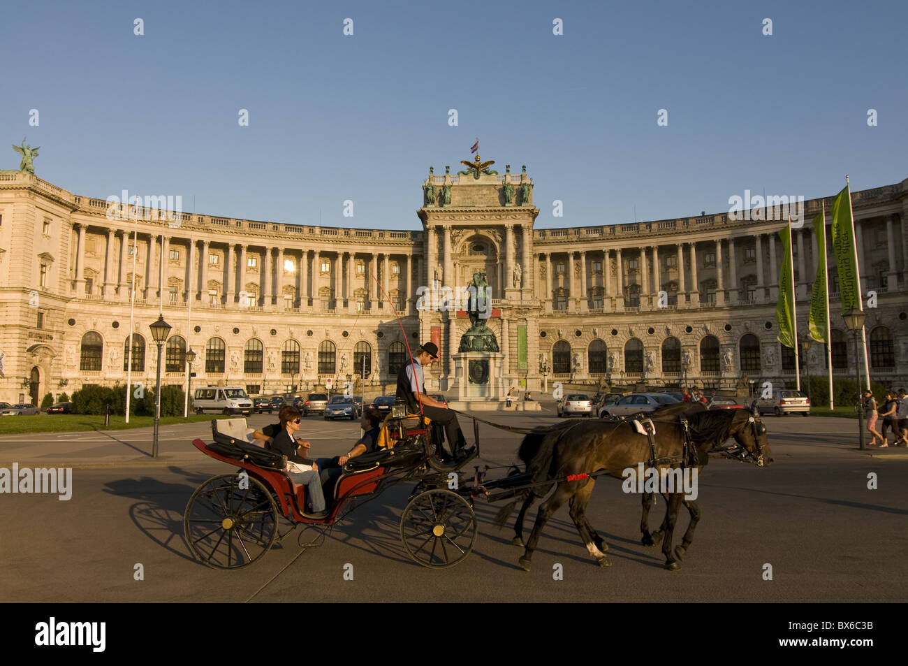 Pferdewagen vor der Hofburg am Heldenplatz, Wien, Österreich, Europa Stockfoto