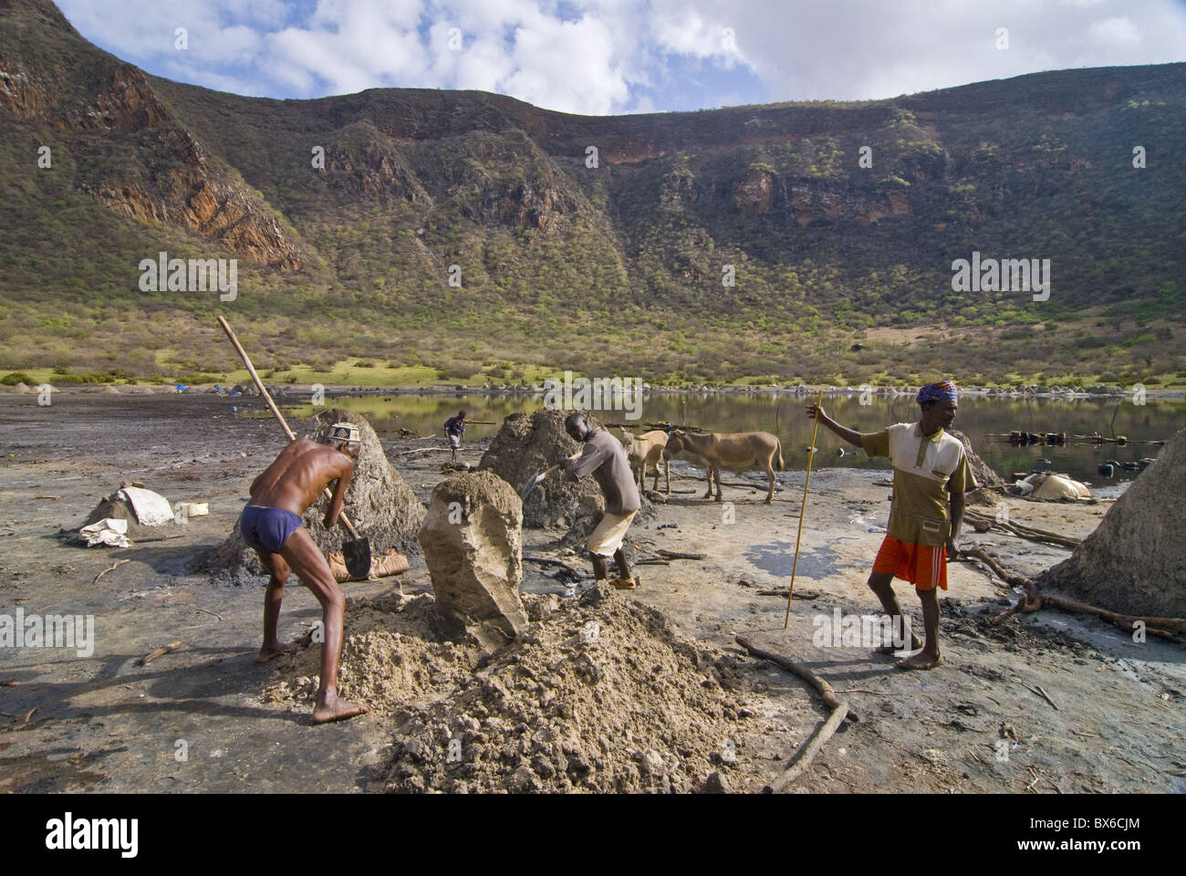Arbeitnehmer, die auf der Suche nach Salz, El Sod Kratersee, Äthiopien, Afrika Stockfoto