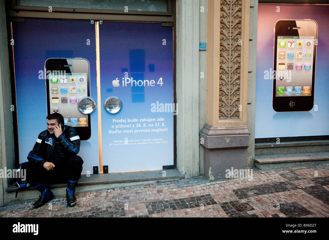 iPhone 4, Apple, Handy, Pavel Jarkovsky, Kunde, Shop, beginnt der Verkauf Stockfoto