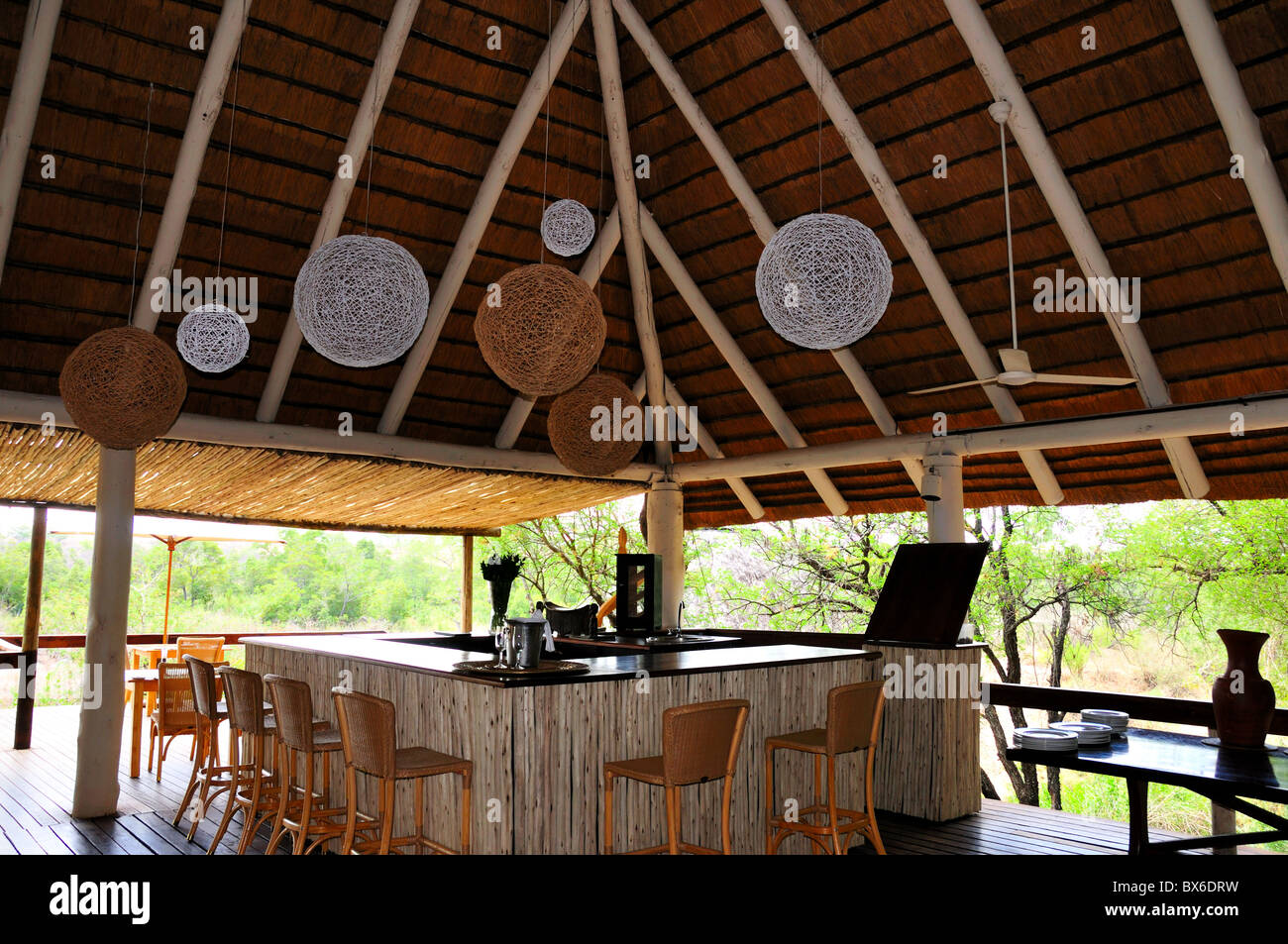 Bar auf einer Open-Air-Terrasse. Londolozi Game Reserve, Südafrika. Stockfoto