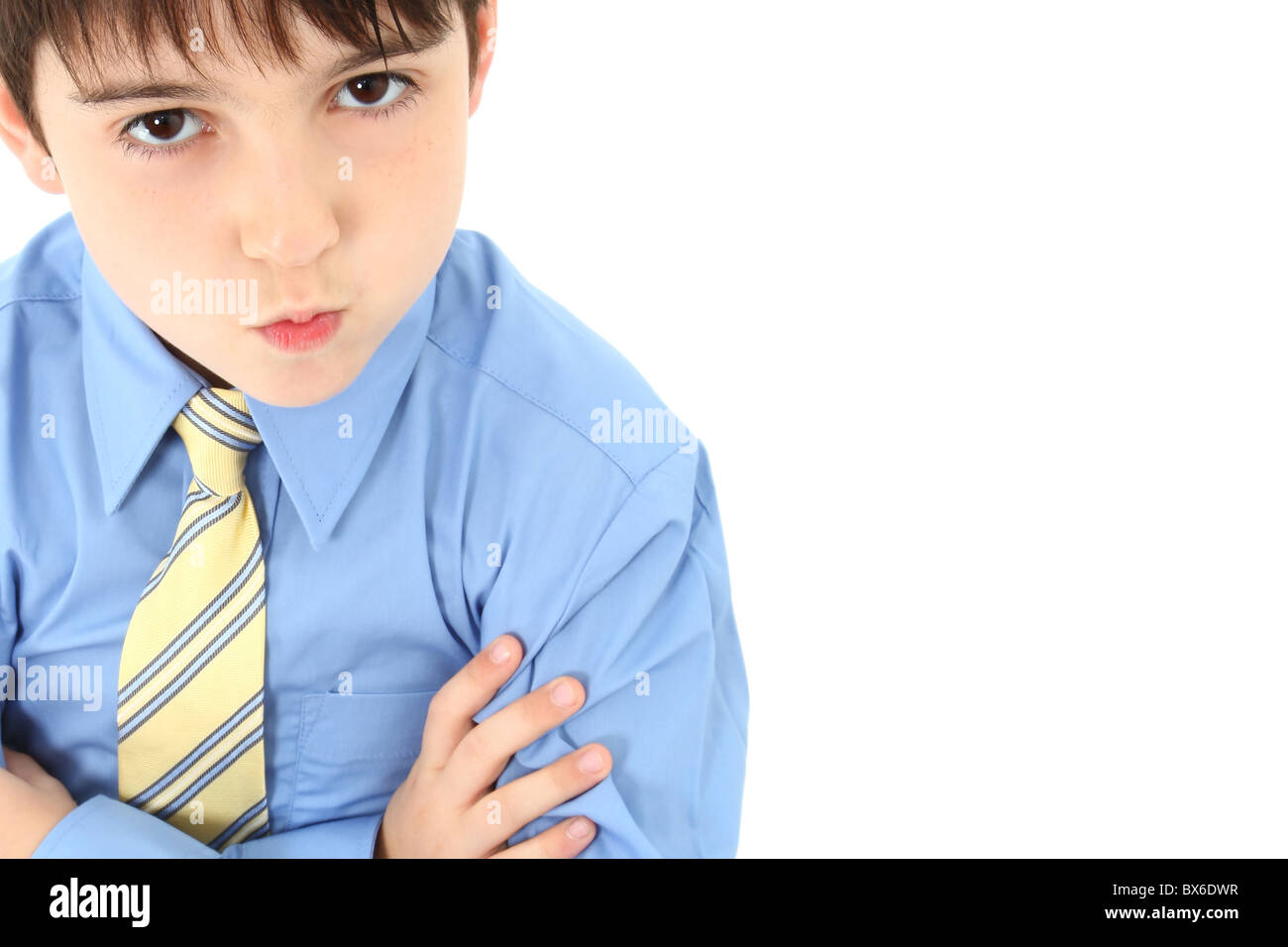 Adorable sieben Jahre alte französische amerikanischen junge in Hosen, Hemd und Krawatte auf weißem Hintergrund. Stockfoto