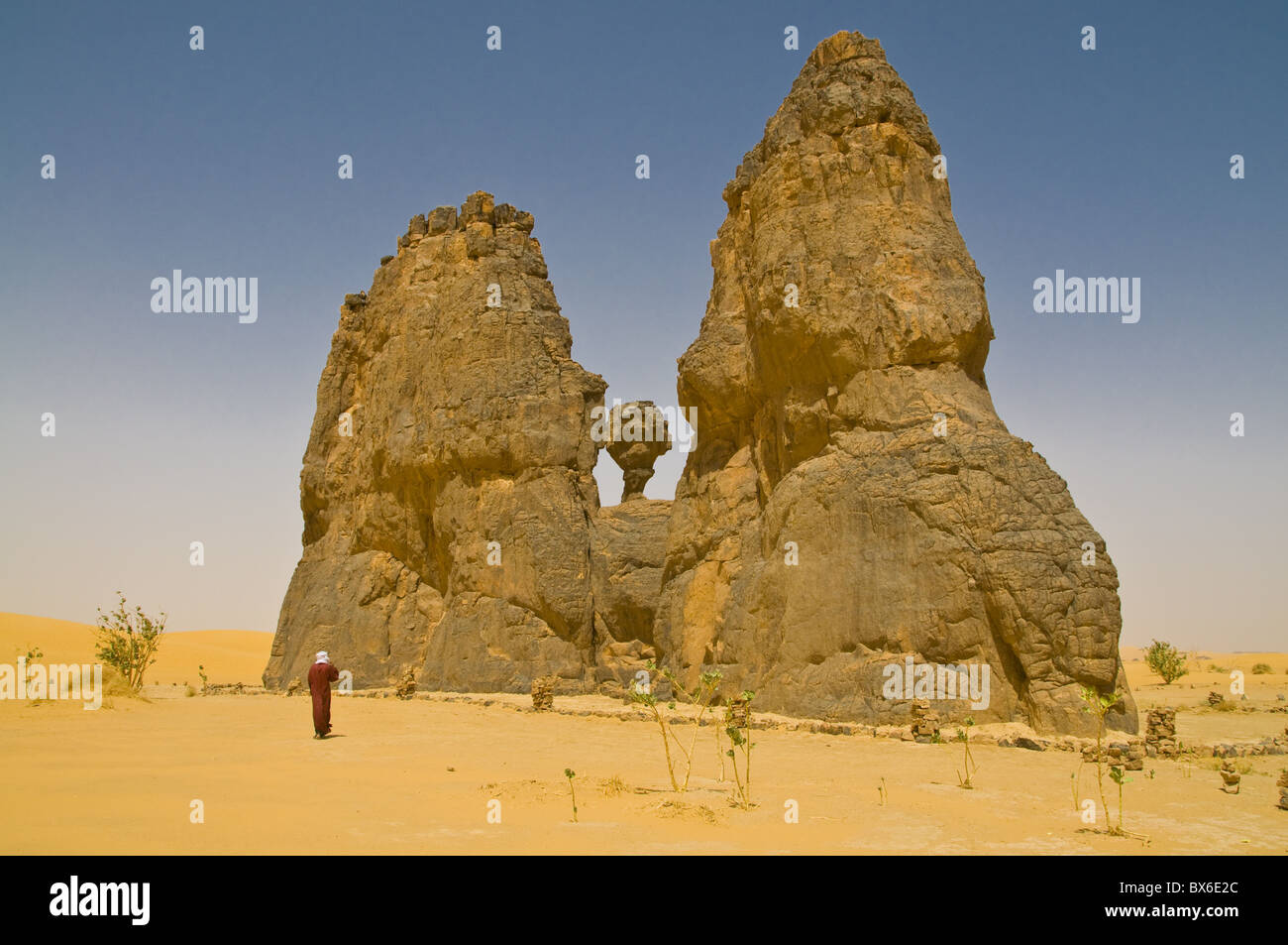 Seltsame rock Formation La Vache Qui Pleure (die Kuh, die weint), in der Nähe von Djanet, Algerien, Nordafrika, Afrika Stockfoto