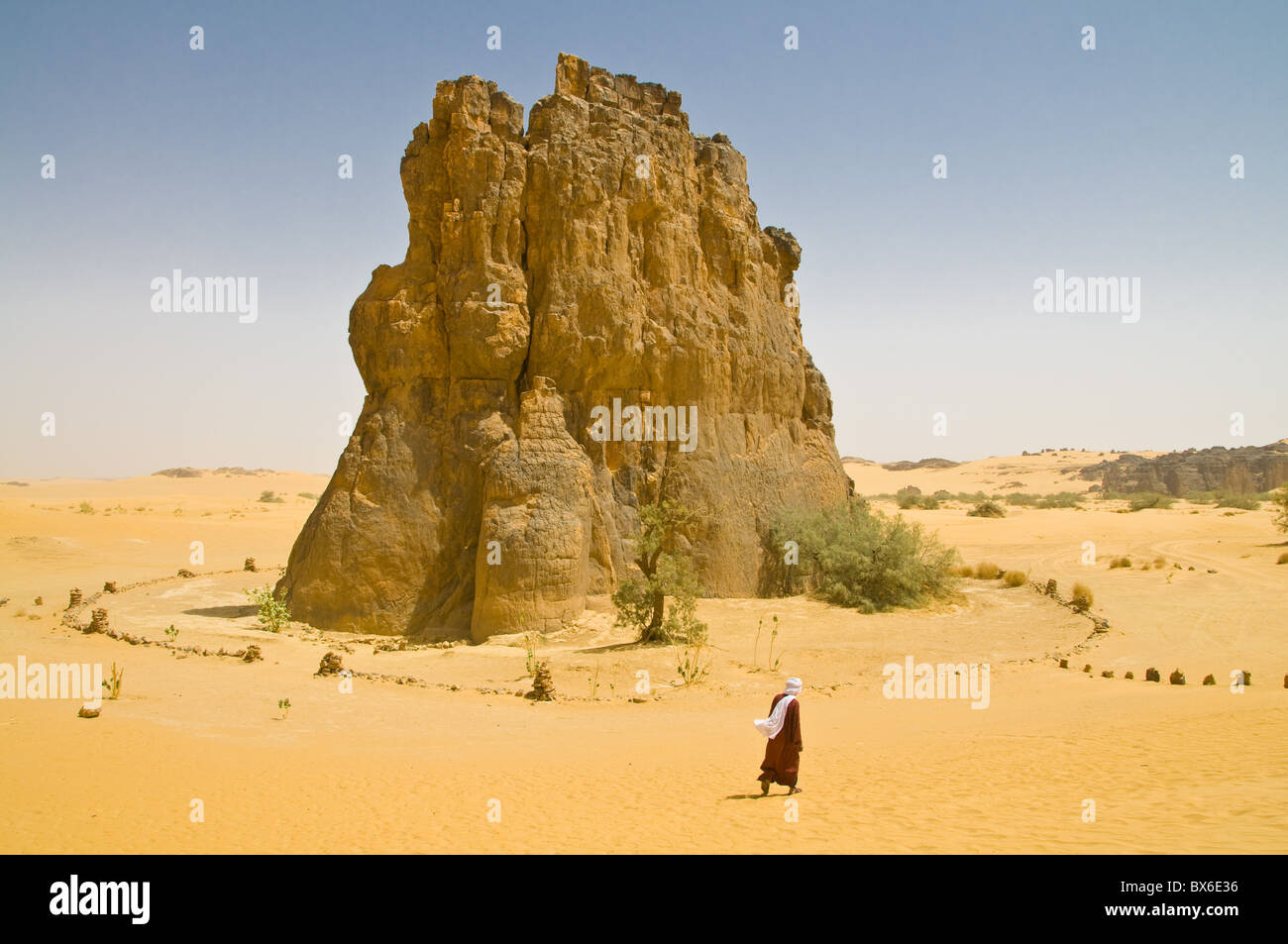 Seltsame rock Formation La Vache Qui Pleure (die Kuh, die weint), in der Nähe von Djanet, Algerien, Nordafrika, Afrika Stockfoto