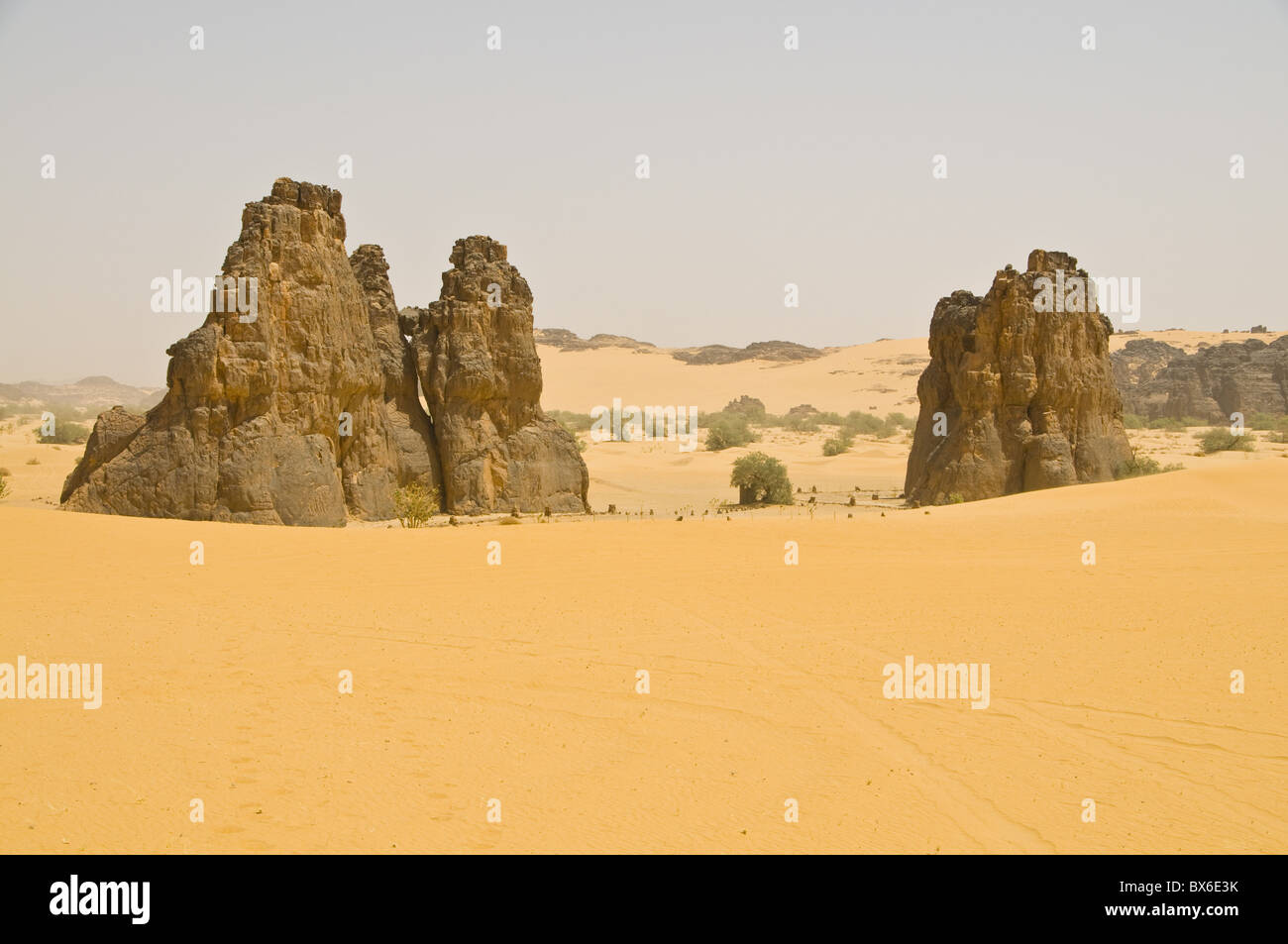 Seltsame rock Formation La Vache Qui Pleure (die Kuh, die weint), in der Nähe von Djanet, Algerien, Nordafrika, Afrika Stockfoto