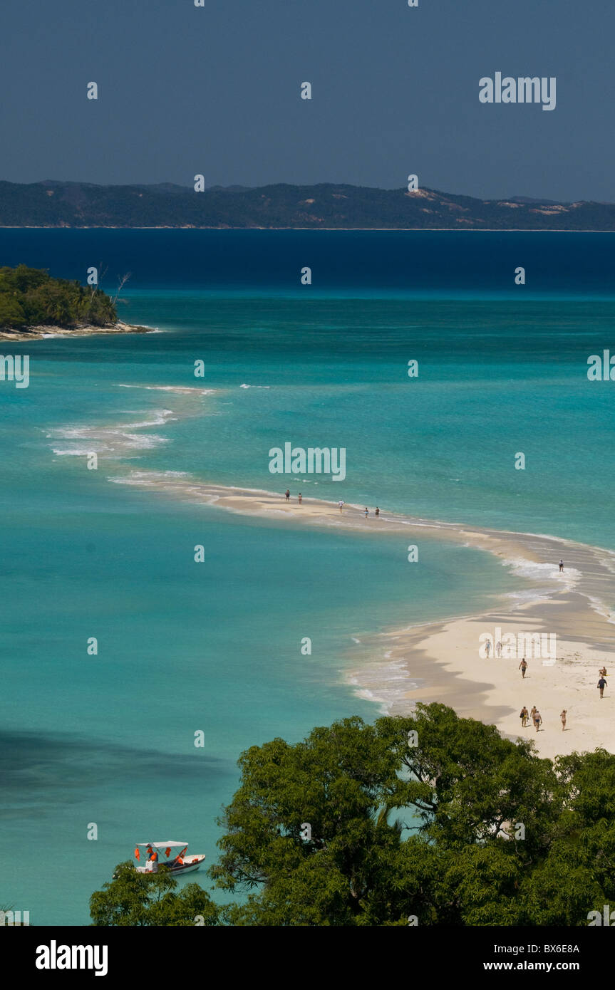 Blick über eine Sandbank verbindet die beiden kleinen Inseln Nosy Iranja in der Nähe von Nosy Be, Madagaskar, Indischer Ozean, Afrika Stockfoto