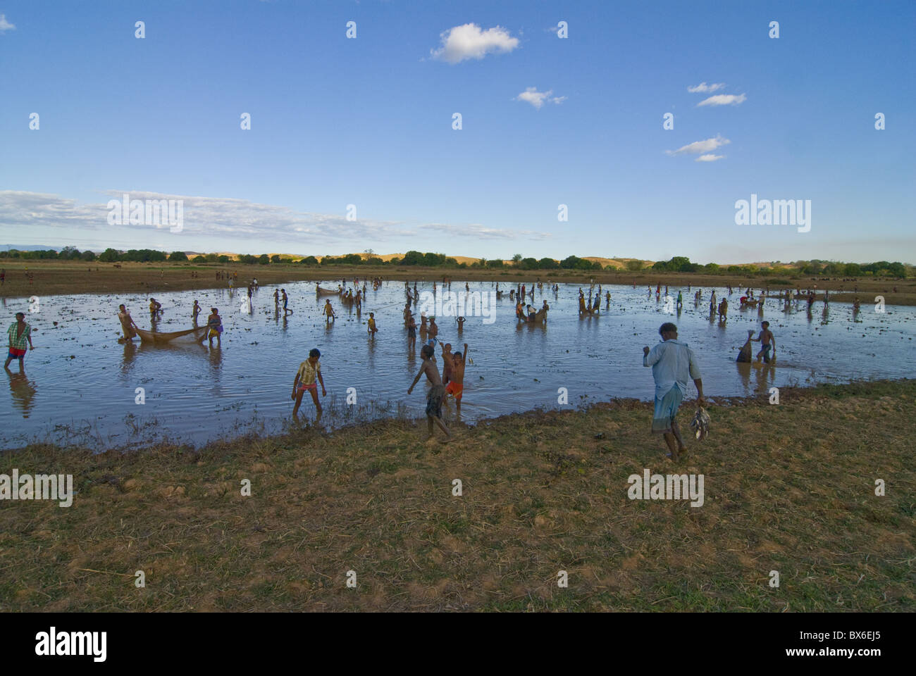 Menschen, die in einem flachen See angeln in der Nähe von Diego Suarez (Antsiranana), Madagaskar, Afrika Stockfoto