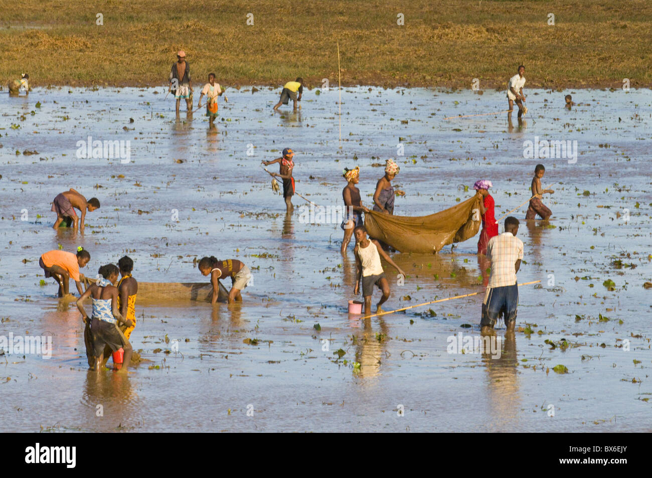 Menschen, die in einem flachen See angeln in der Nähe von Diego Suarez (Antsiranana), Madagaskar, Afrika Stockfoto