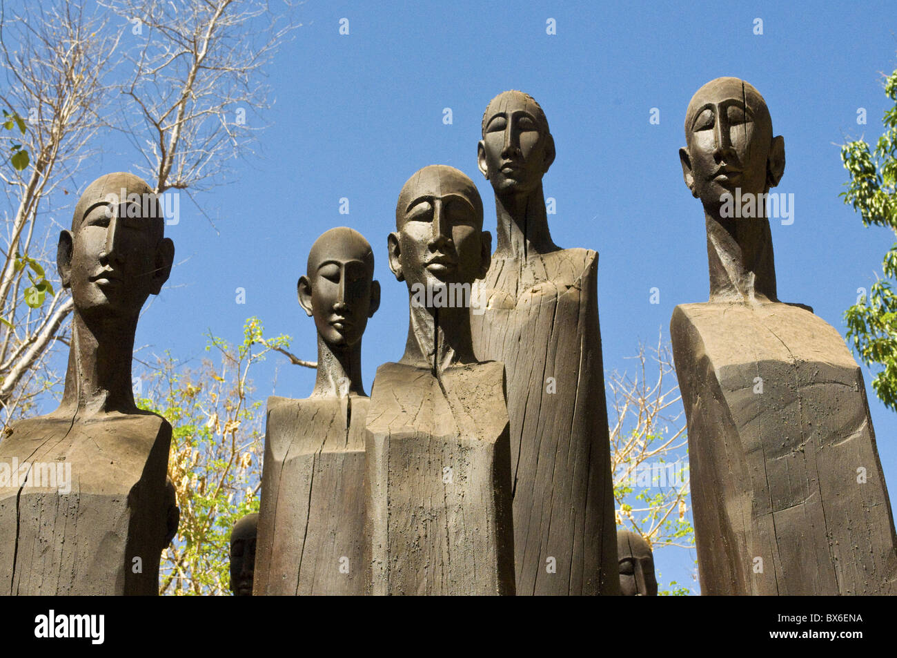 Hölzerne Statuen am Eingang des Ankarafantsika Nationalpark, Madagaskar, Afrika Stockfoto