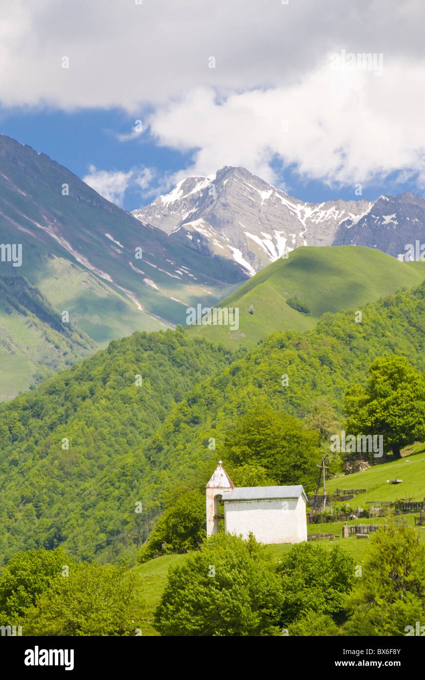 Kleine Kapelle vor den hohen Bergen des hohen Kaukasus, Georgien, Kaukasus, Zentralasien, Asien Stockfoto