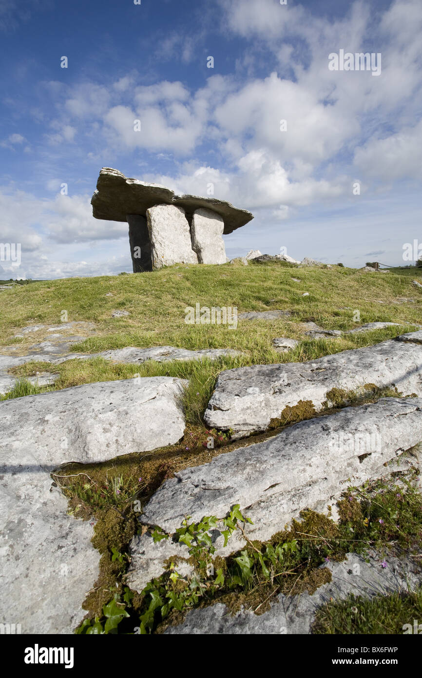 Poulnabrone Dolmen, eine neolithische Portal Grab, vermutlich aus zwischen 4200 bis 2900 v. Chr., Burren, County Clare, Irland Stockfoto