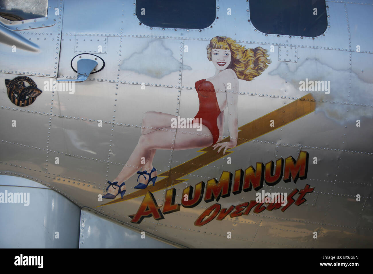 Aluminium bedeckt restaurierte b-17 Flying Fortress WWII Ära Bomber Flug Nase Kunst Frau blond Motoren laufen detail Stockfoto