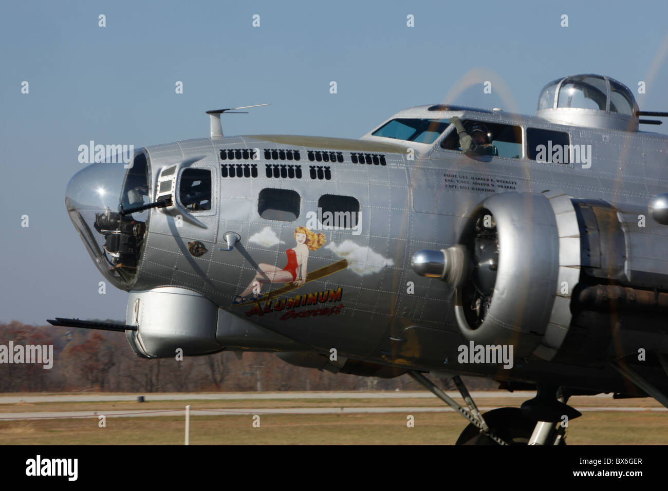 Aluminium bedeckt restaurierte b-17 Flying Fortress WWII Ära Bomber Flug Nase Kunst Frau blond Motoren laufende Nase Stockfoto
