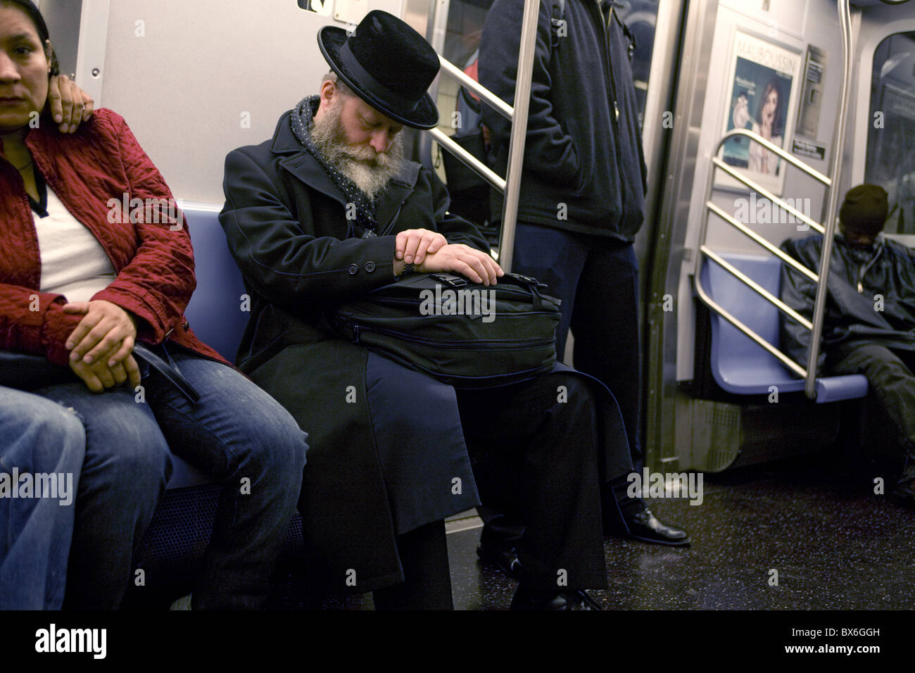 Müde orthodoxer Jude Fahrten mit die u-Bahn von Manhattan nach Hause nach Brooklyn. Stockfoto