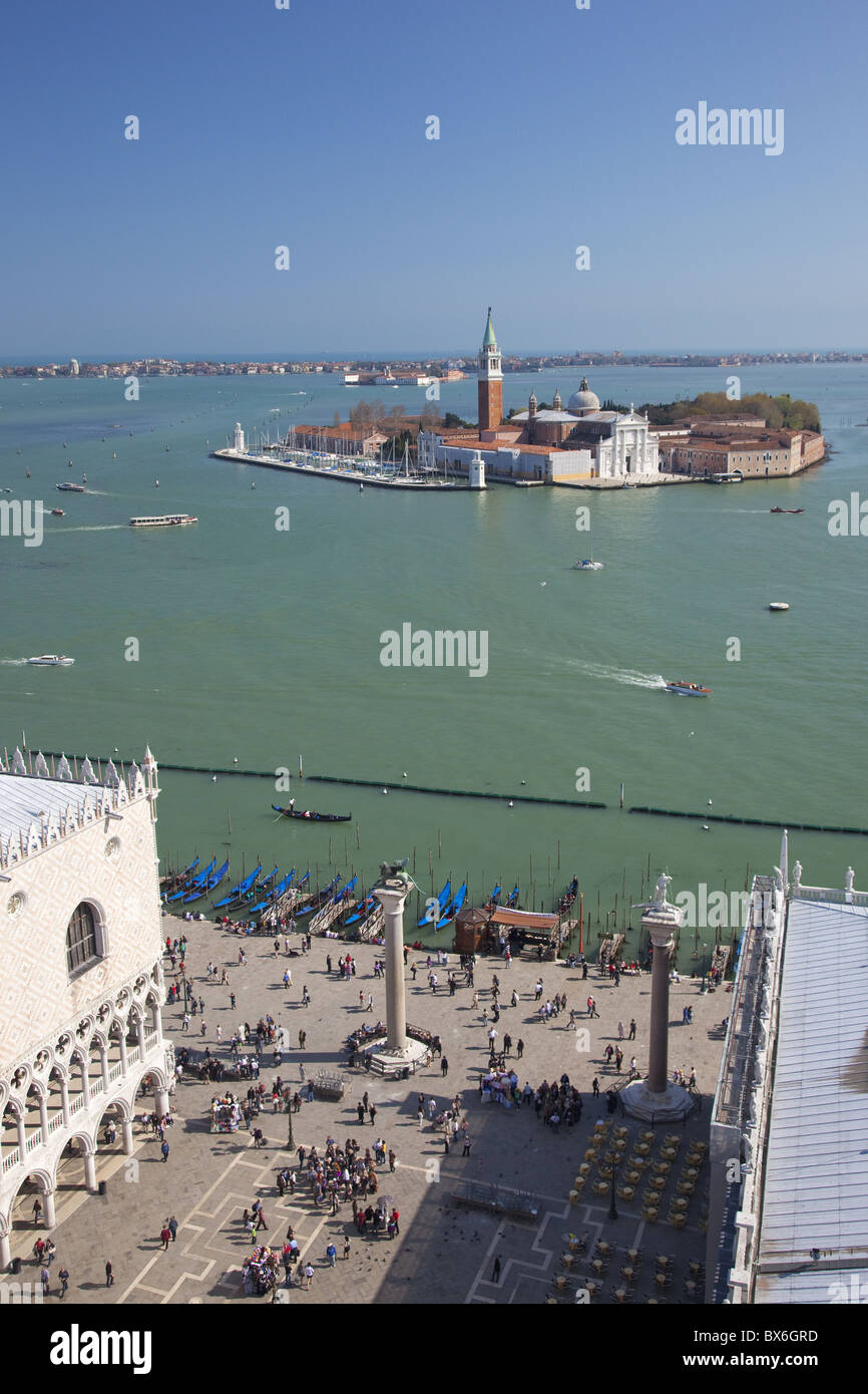 Blick auf Isole San Giorgio Maggiore von oben der St. Marks Belltower, UNESCO-Weltkulturerbe, Venedig, Italien Stockfoto