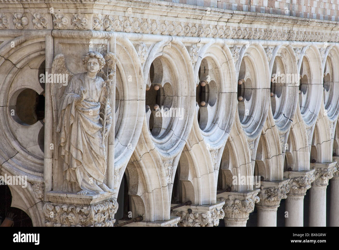Äußere Details des Schnitzens eines Engels im 15. Jahrhundert Palazzo Ducale, Piazza San Marco, UNESCO World Heritage Site, Italien Stockfoto