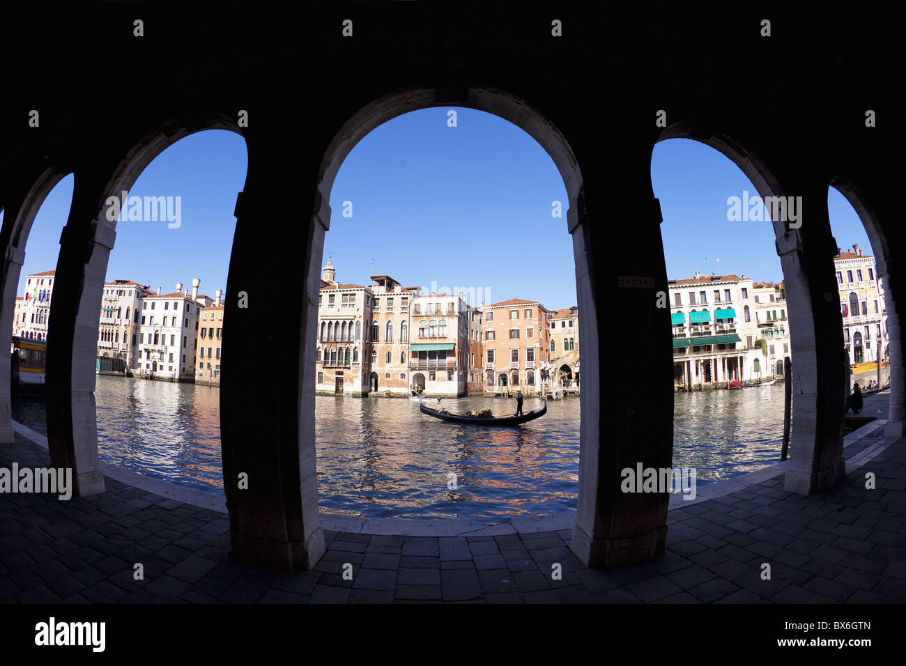 Gondel und Gondoliere genommen durch Bögen der Markt von Rialto, San Polo, Venedig, UNESCO World Heritage Site, Veneto, Italien Stockfoto