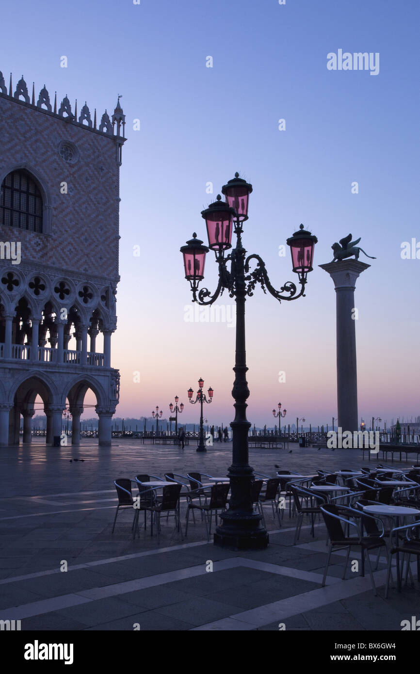 Am frühen Morgen Ansicht der Piazza San Marco), St.-Markus-Spalte und er Dogenpalast, Venedig, UNESCO World Heritage Site, Italien Stockfoto