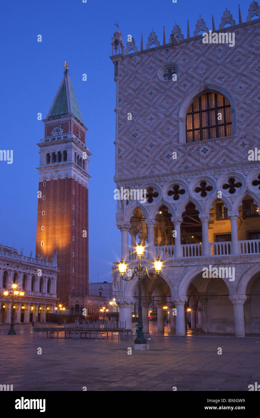 Tagesanbruch Ansicht der Piazza San Marco (Markusplatz) und Campanile mit Dogenpalast, Venedig, UNESCO World Heritage Site, Italien Stockfoto