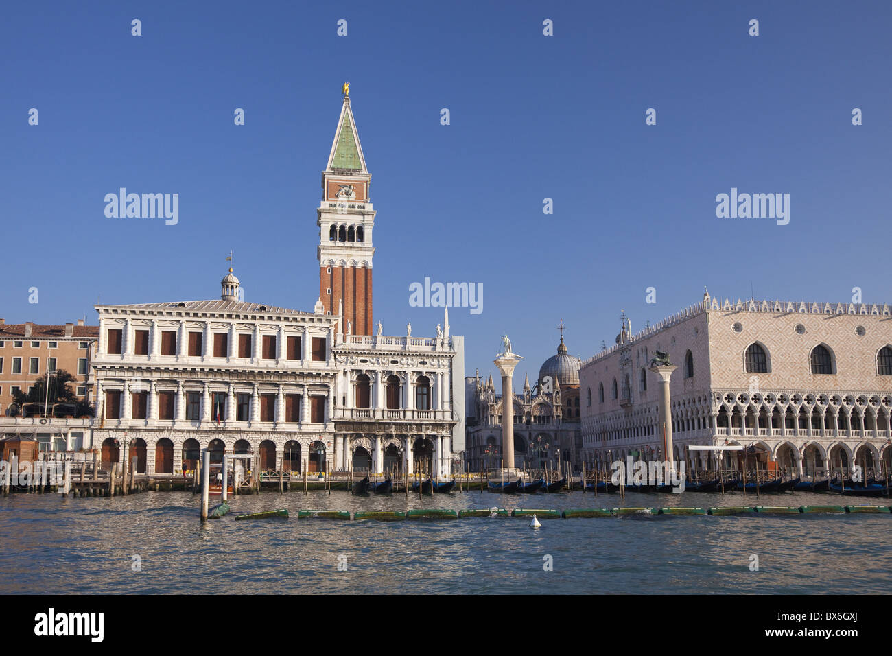 Markusturm und Basilika und dem Dogenpalast, Piazza San Marco, Venedig, UNESCO World Heritage Site, Veneto, Italien Stockfoto