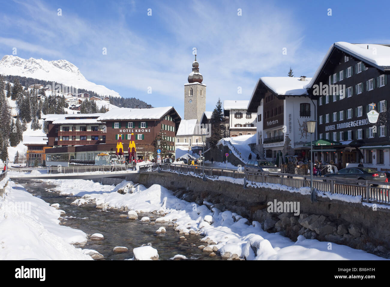 Hotel Krone, Fluss und Dorf Kirche, Lech in der Nähe von St. Anton am Arlberg im Winter Schnee, Österreichische Alpen, Österreich, Europa Stockfoto