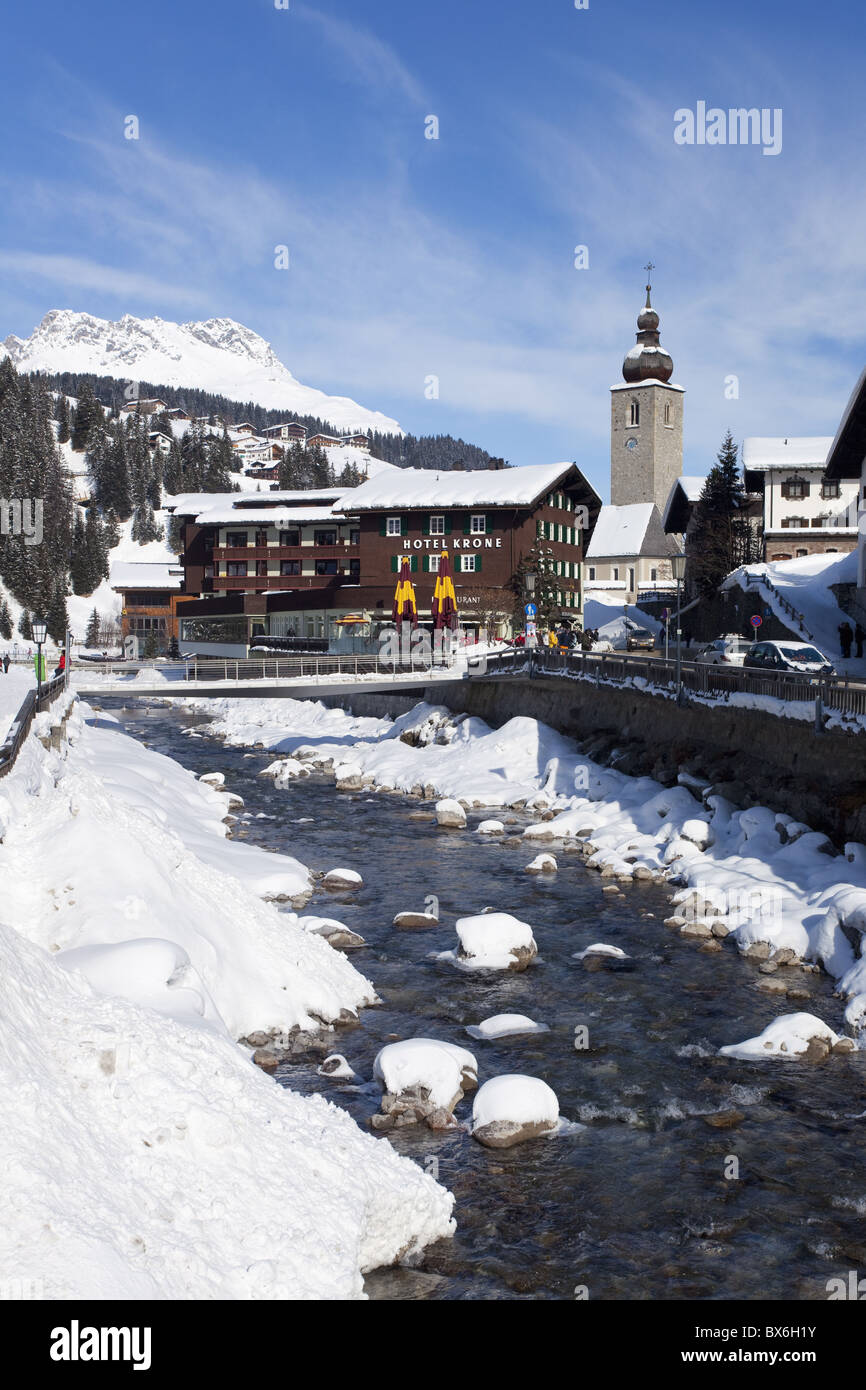 Hotel Krone, Fluss und Dorf Kirche, Lech in der Nähe von St. Anton am Arlberg im Winter Schnee, Österreichische Alpen, Österreich, Europa Stockfoto