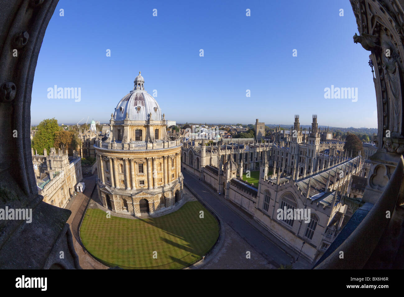 Blick von der Dachterrasse des Radcliffe Camera und All Souls College University Church of St. Mary the Virgin, Oxford, Oxfordshire, Vereinigtes Königreich Stockfoto