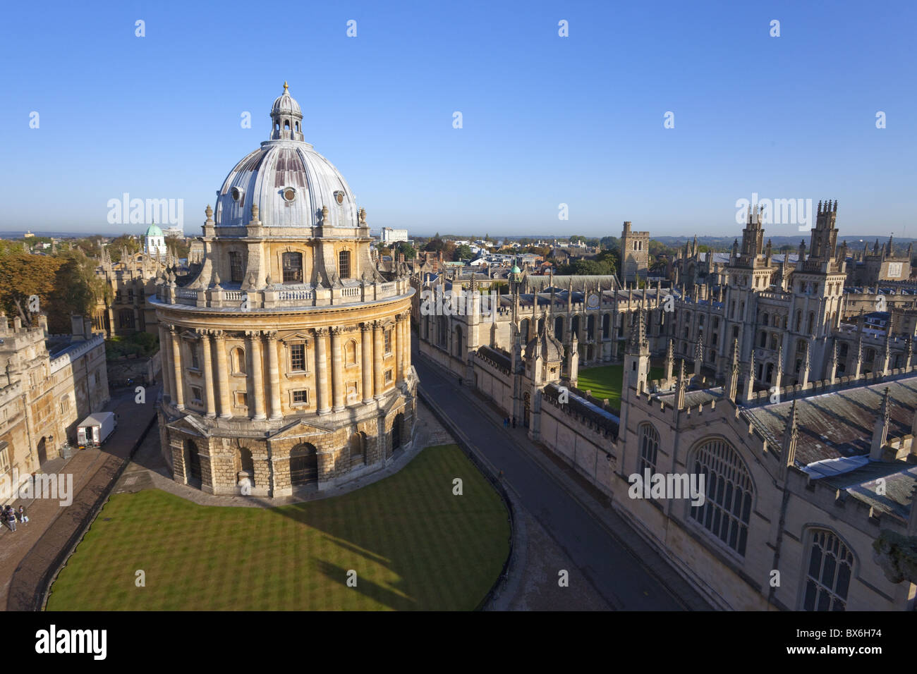 Radcliffe Camera und All Souls College, Universität Oxford, Oxford, Oxfordshire, England, Vereinigtes Königreich, Europa Stockfoto