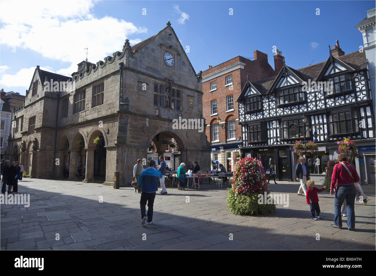 Alte Markthalle und Platz in der Sommersonne, Shrewsbury, Shropshire, England, Vereinigtes Königreich, Europa Stockfoto