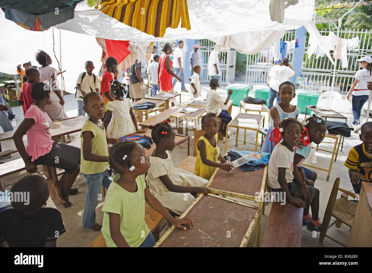 Waisenkinder in einem Waisenhaus nach dem Erdbeben im Januar 2010, Port au Prince, Haiti, West Indies, Karibik, Mittelamerika Stockfoto